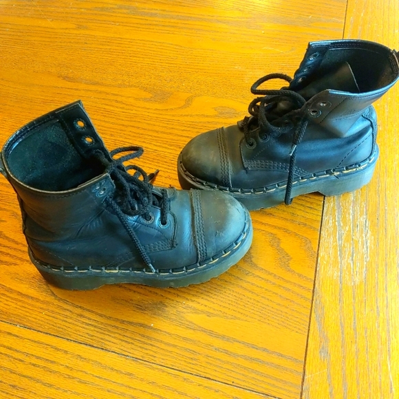 Dr. Marten 8 hole boots - Picture 4 of 9